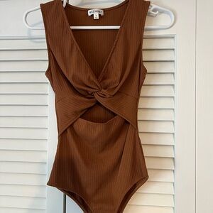 Brown/honey bodysuit with cute cutout 🤎